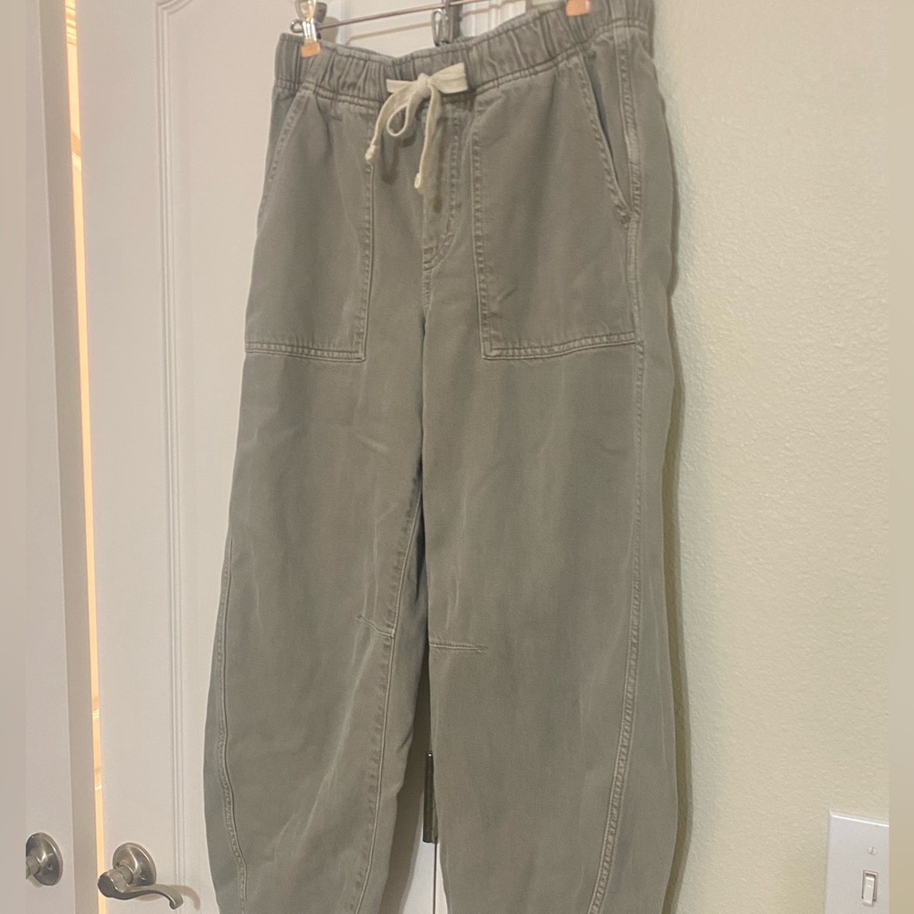 GAP Women’s Barrel Leg Pull on Jeans